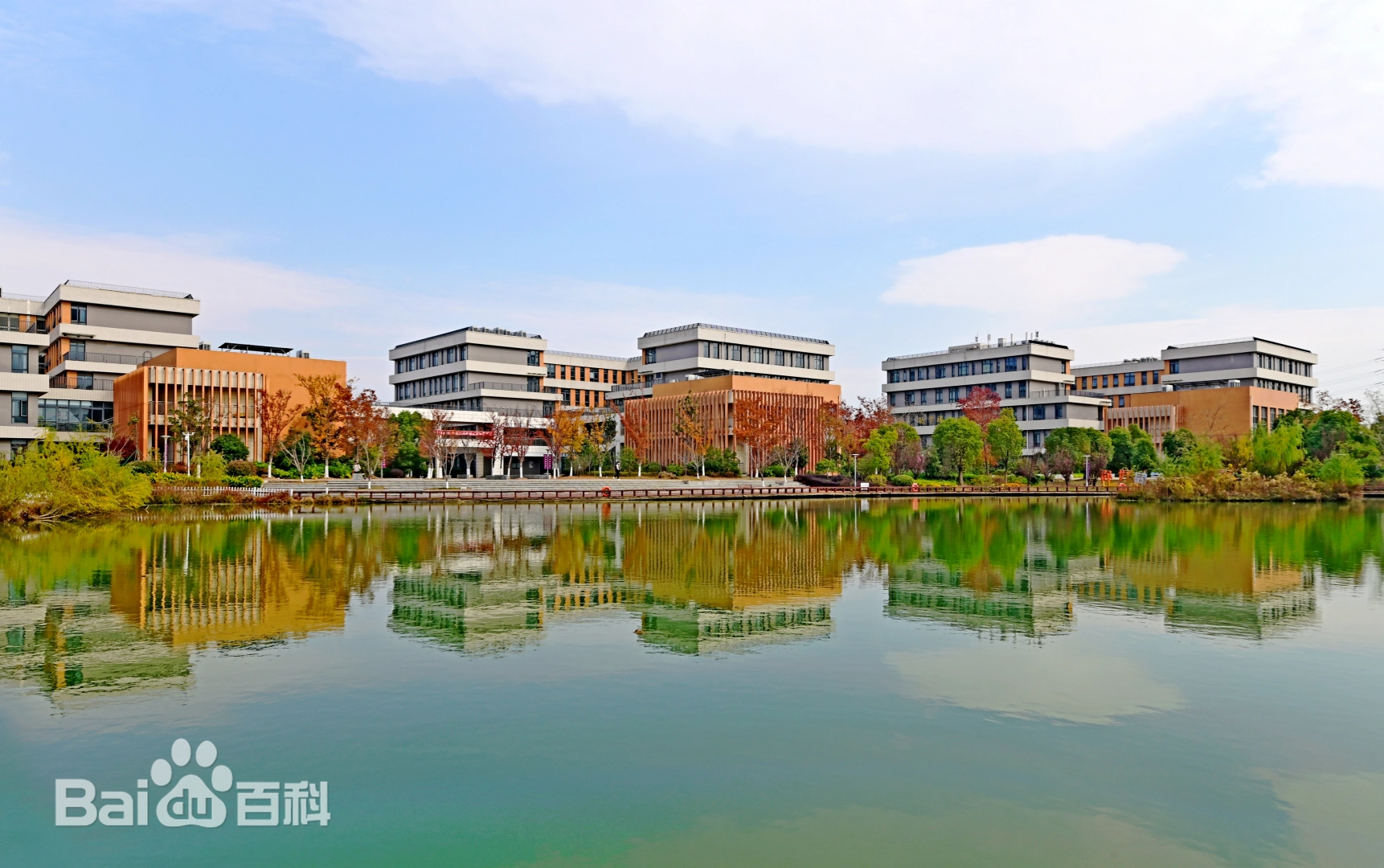 无锡学院明湖碧波与校园景色